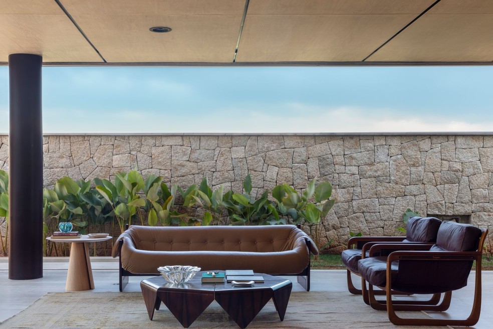 Projeto de casa paulista é marcado por linhas retas e design nacional