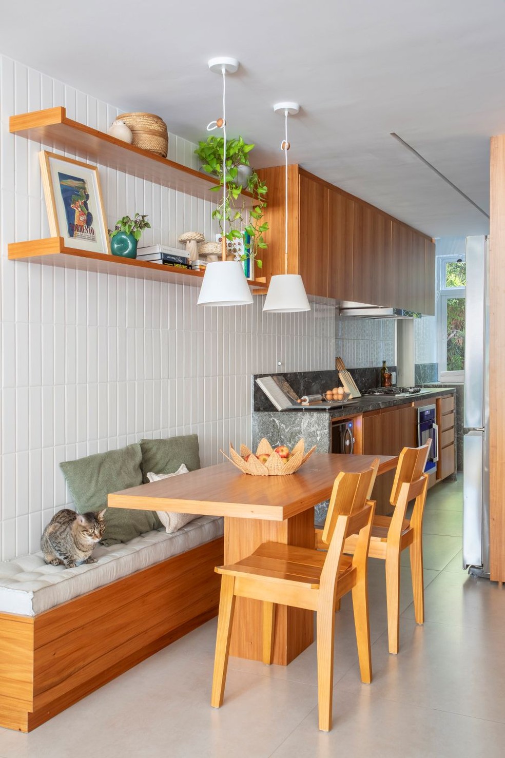 Projeto propõe modernismo tropical para renovar apartamento carioca de ...