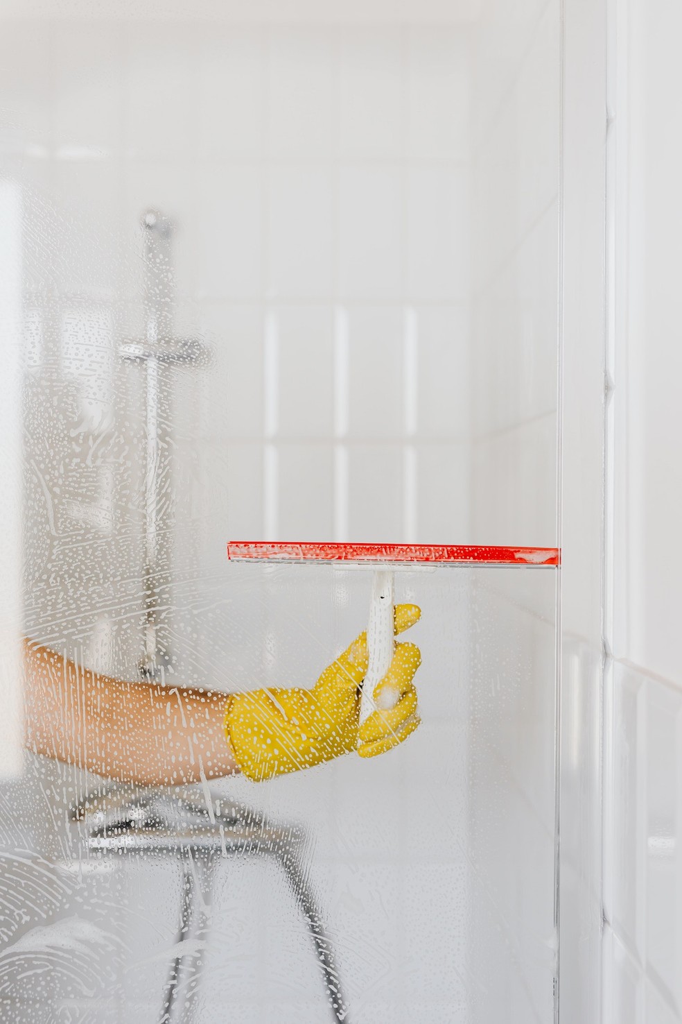 A limpeza do banheiro de uso diário deve ser feita semanalmente, se possível — Foto: Pexels / Karolina Grabowska / Creative Commons
