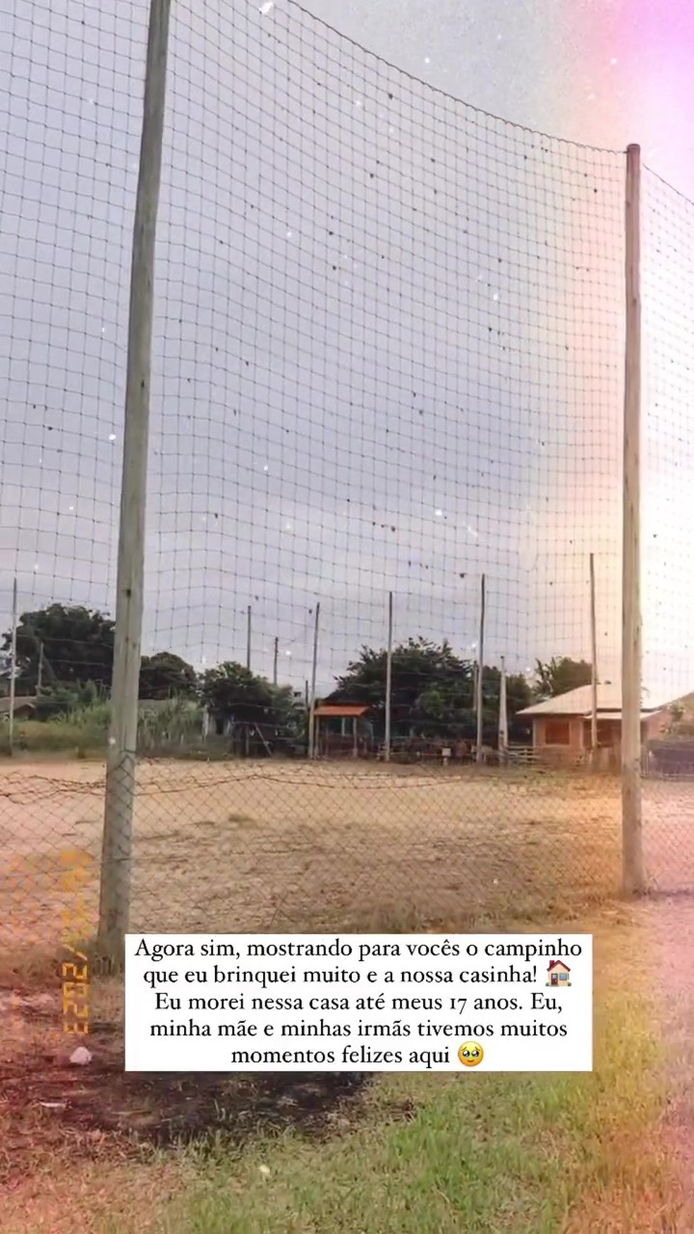 Campo de futebol da escola de Larissa Santos — Foto: Reprodução/Instagram