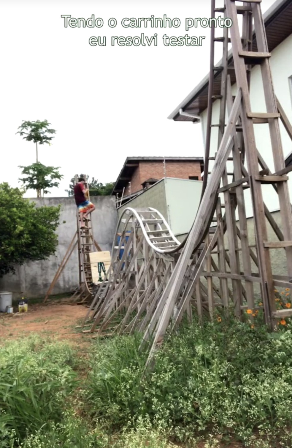 A primeira montanha-russa que ele construiu era feita de madeira — Foto: TiKTok / @_gusmachado / Reprodução