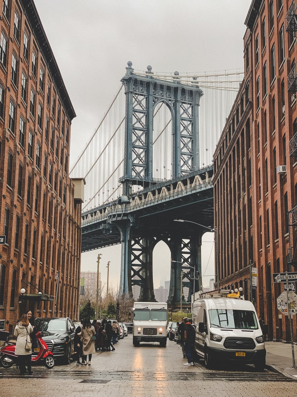 A rua no Brooklyn, em Nova Iorque, traz vista privilegiada para a Manhattan Bridge — Foto: Pexels / Hugo Lezama / Creative Commons
