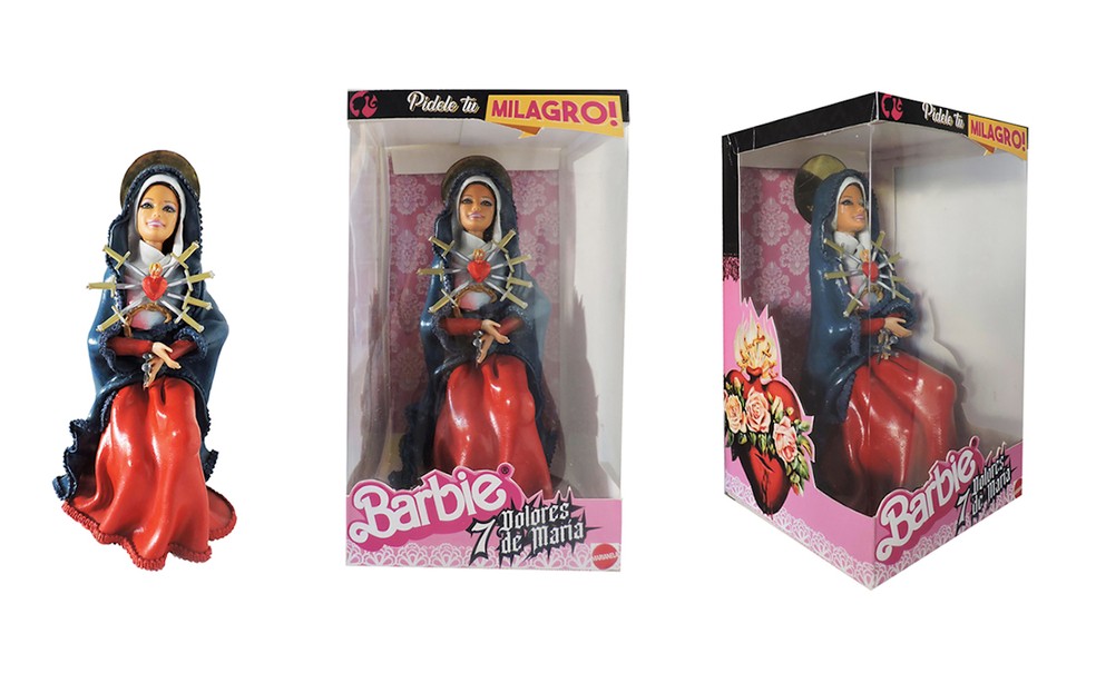 Barbie versão 7 Dores de Maria com caixa em que se lê: "peça o seu milagre" — Foto: Pool & Marianela / Reprodução