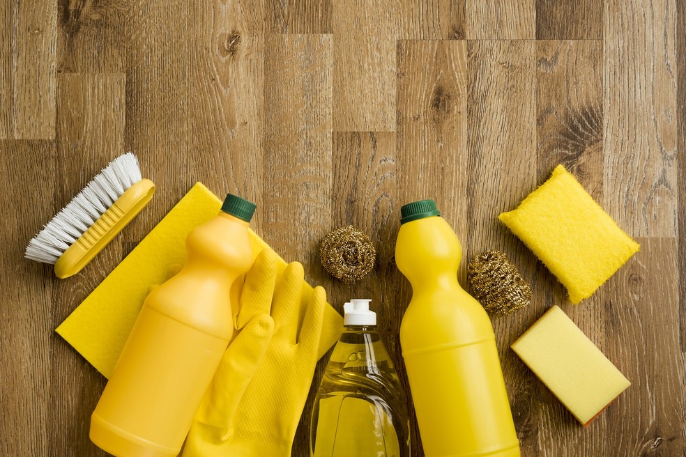 Colas e adesivos podem ser retirados usando produtos que você já tem em casa, como detergente, vinagre e até acetona — Foto: Freepik / CreativeCommons