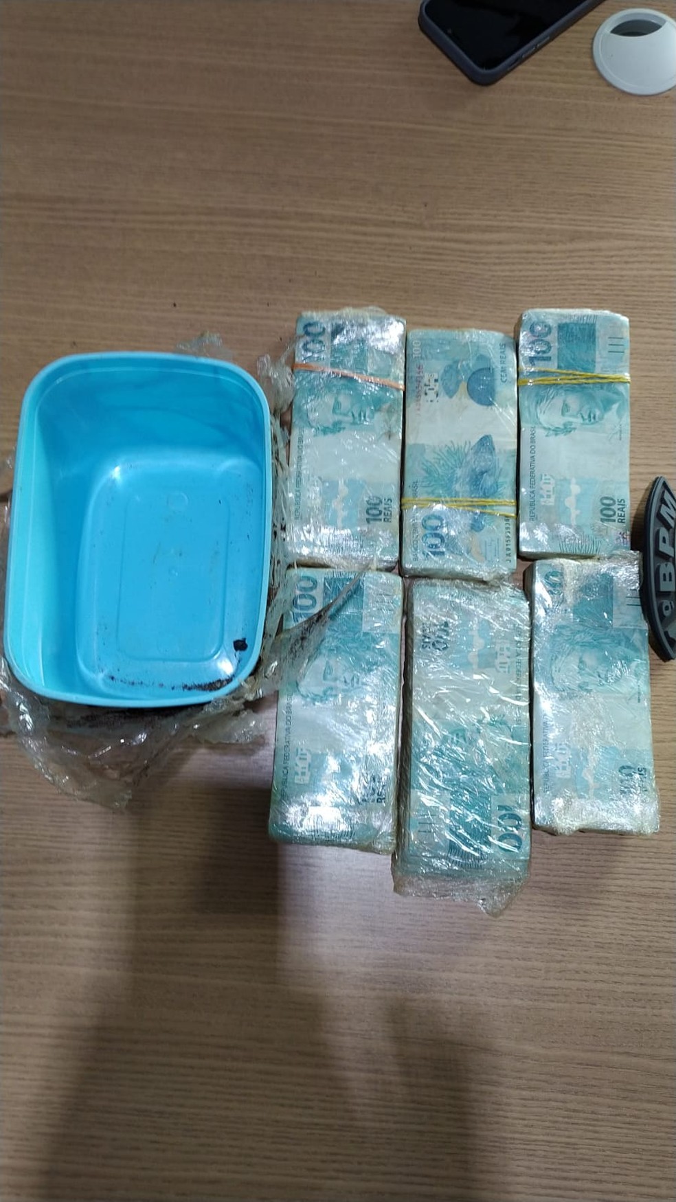 homem-em-contra-r-60-mil-em-pote-de-sorvete-enterrado-no-jardim-de-casa1 Idoso encontra R$ 60 mil em pote de sorvete enterrado no jardim de casa