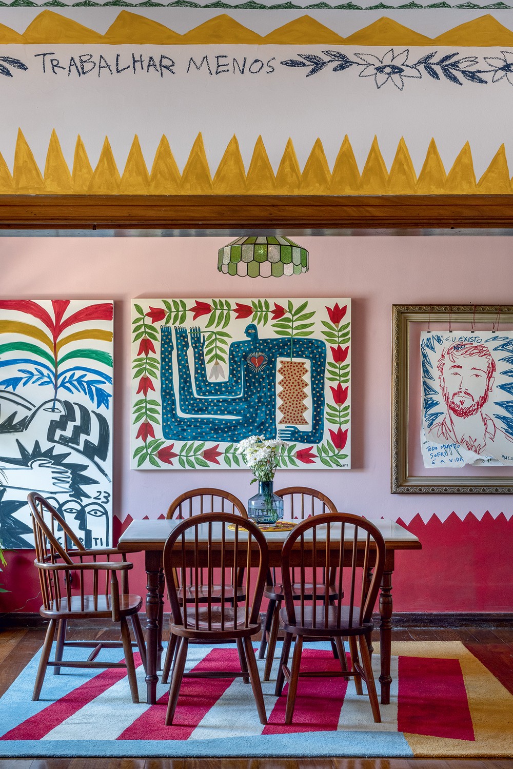 Cores e maximalismo marcam o apartamento do artista João Incerti no RJ