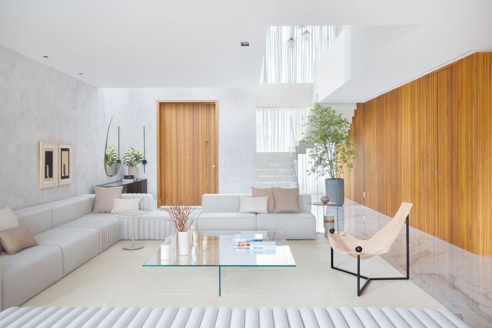 Madeira 'costura' os ambientes desta casa de 780 m² no Rio de Janeiro