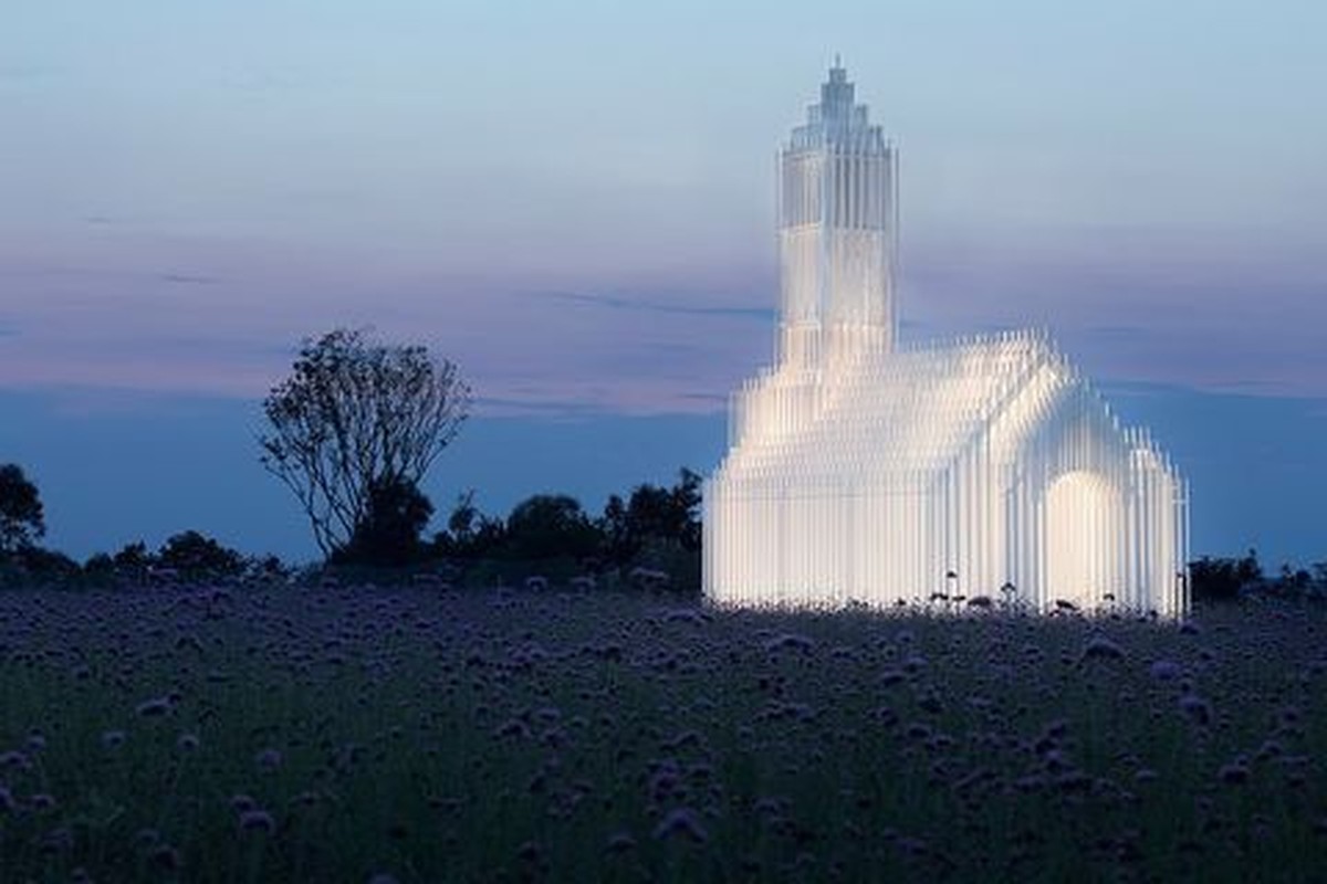 Igreja feita com milhares de barras brancas de alumínio parece suspensa no ar sobre campo de lavanda