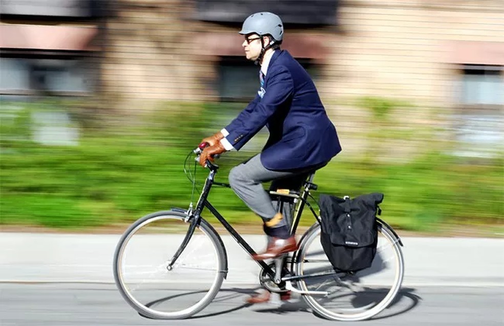 Ir de bicicleta ao trabalho pode ser uma forma de incluir exercícios físicos durante a semana — Foto: The Hogtown Rake / Reprodução