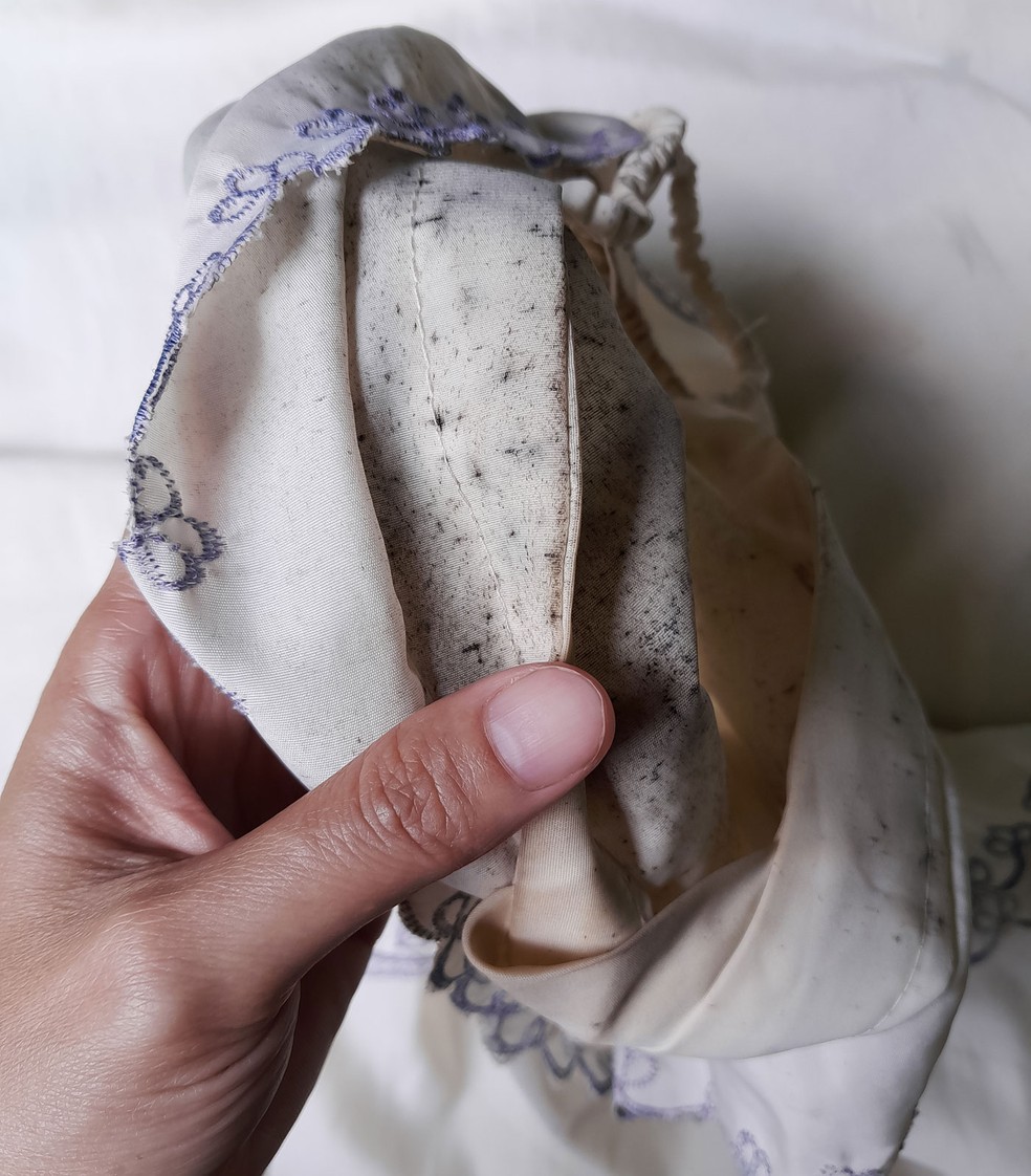 Roupas emboloradas nos armários são uma consequência do excesso de vapor d'água nas casas — Foto: GettyImages