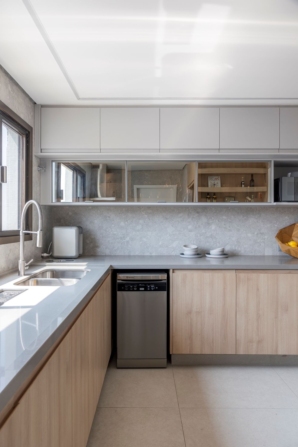 Marcenaria azul traz charme a apartamento neutro de 153 m²