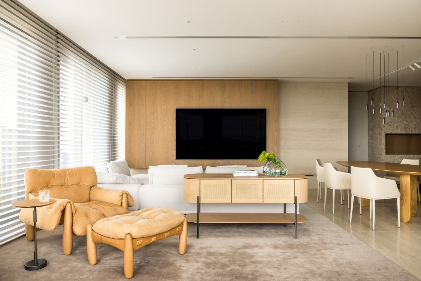 Integração total, design brasileiro e jardim vertical definem apê ...