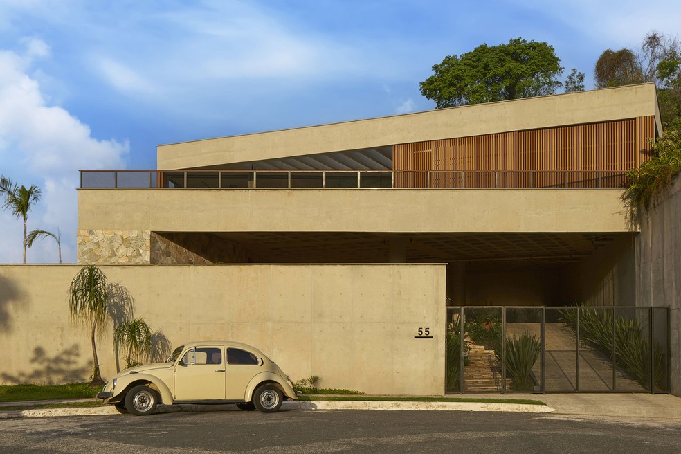 FACHADA | Interior e exterior estão integrados na construção da casa — Foto: Jomar Bragança / Divulgação | Produção: Studio Tertúlia