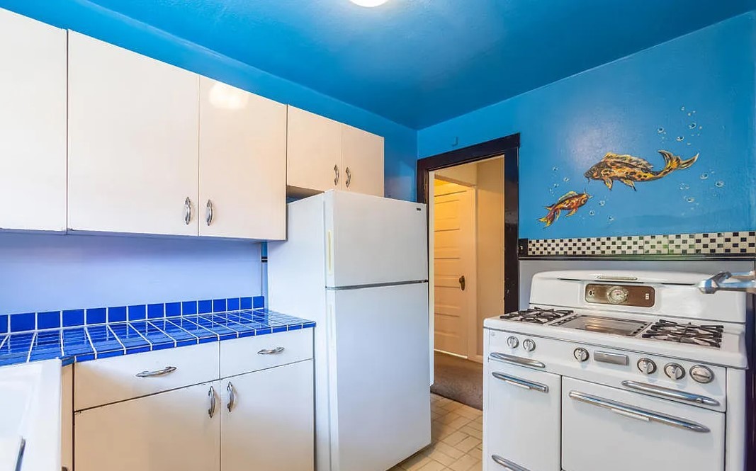 Uma das cozinhas é azul e tem temática que remete ao mar
