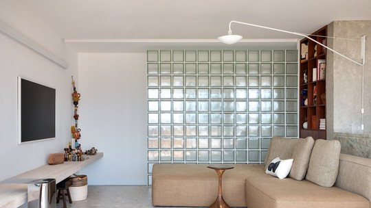 Cobertura de 140 m² tem layout invertido para valorizar varanda ensolarada