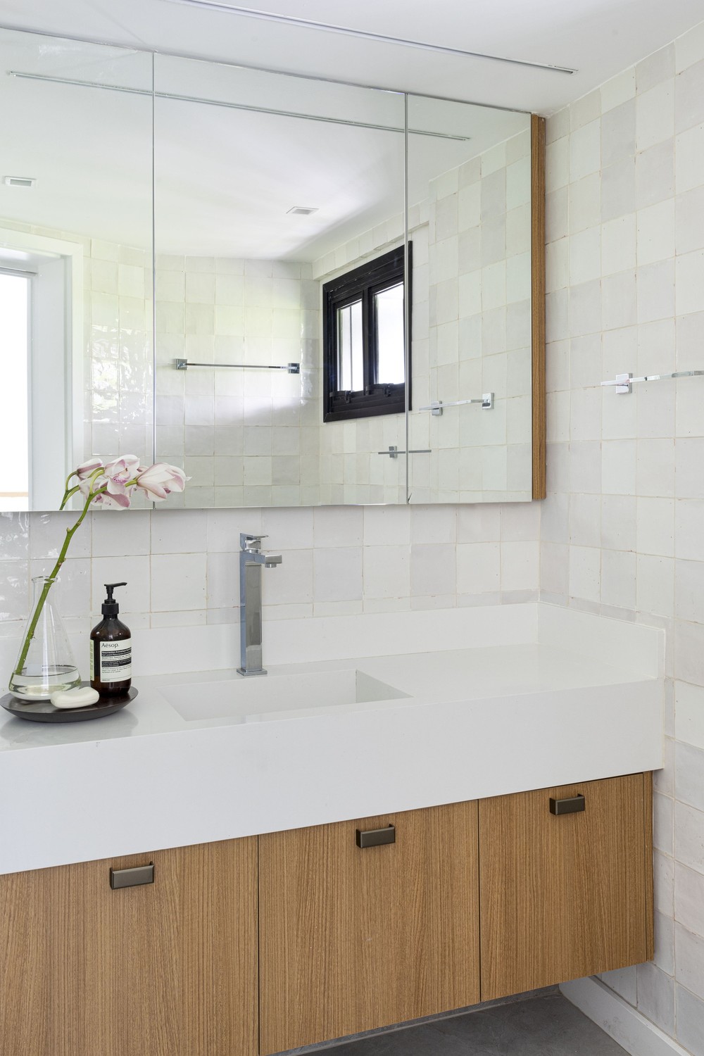 Armário de banheiro com espelho: 49 ideias para compor a sua decoração