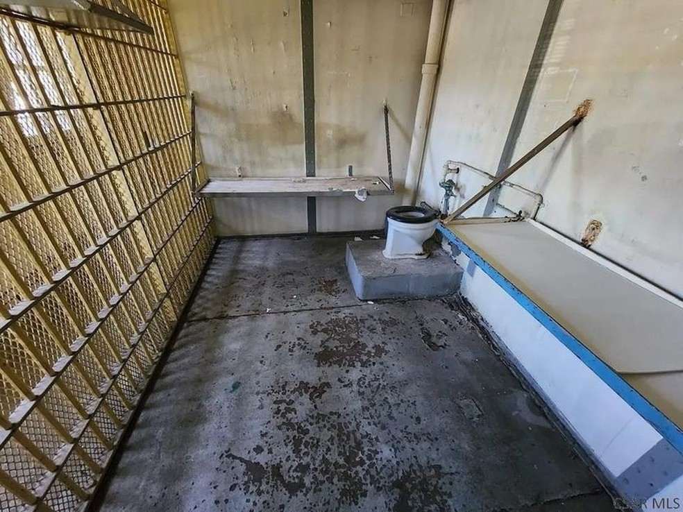 Algumas celas possuem ainda camas de metal e vasos sanitários — Foto: Gary Green / Realtor.com / Reprodução