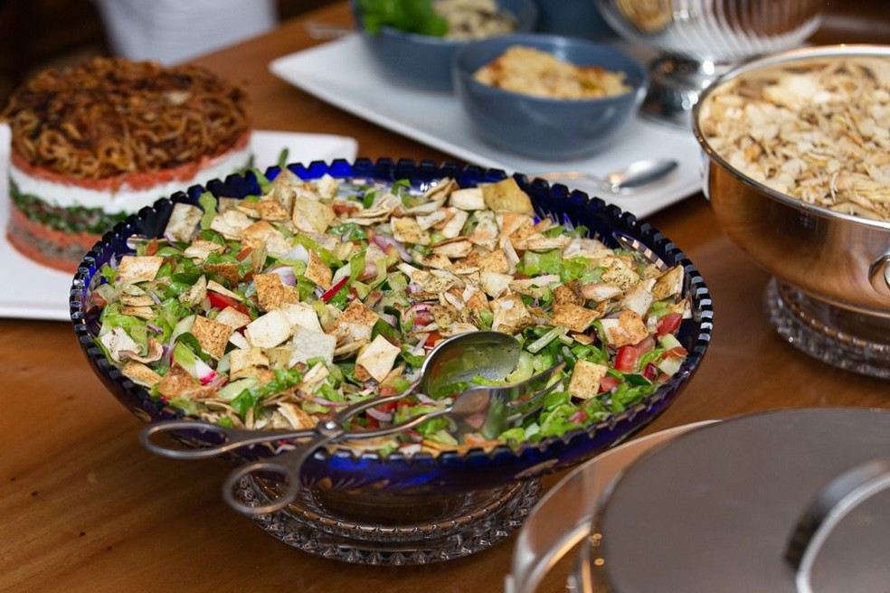 Receita de salada árabe agridoce é excelente acompanhamento para a maioria dos pratos salgados desta culinária — Foto: Gisele Gaspar / Divulgação