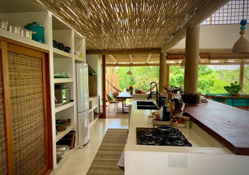 Com materiais naturais em destaque, a casa tem decoração rústica, mas sofisticada — Foto: Airbnb / Reprodução