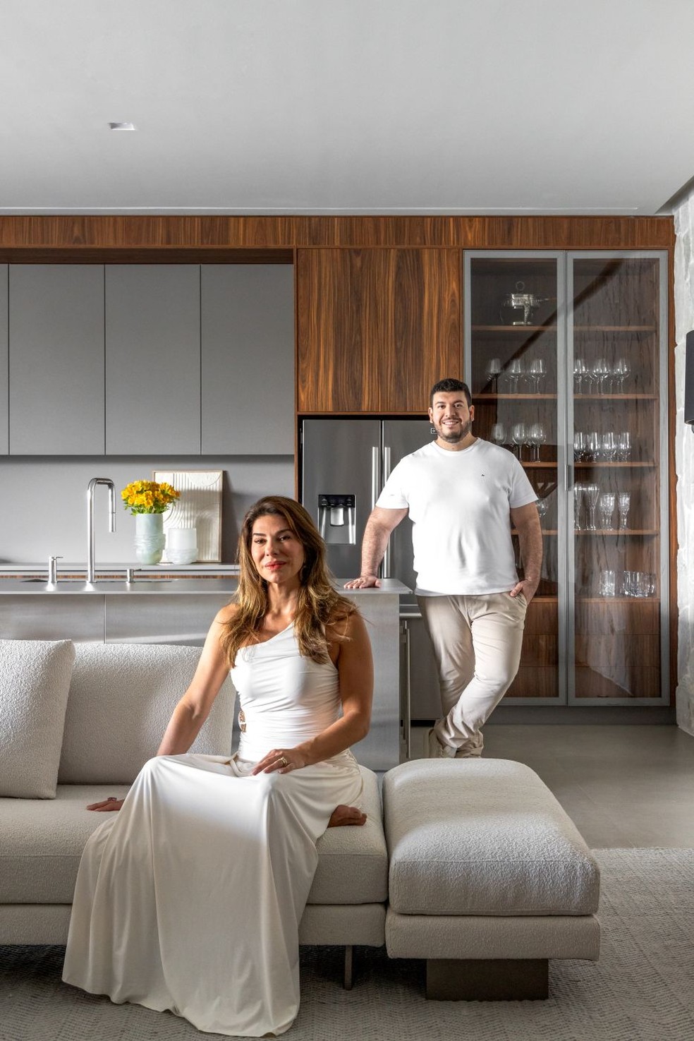 Madeira, pedra e design se unem em espaços integrados de casa no Mato ...