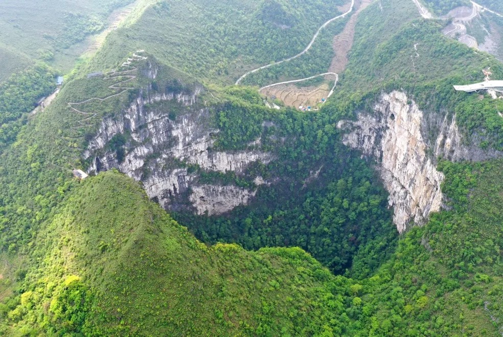Visão aérea das montanhas onde o sumidouro foi encontrado — Foto: Song Wen / Xinhua / Reprodução