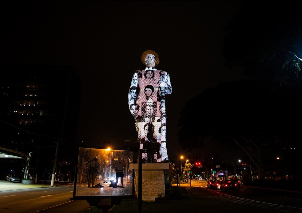 A obra "Pujança Editada" (2020) feita com fotografia e videomapping sobre o Monumento do Borba Gato — Foto: Coletivo Coletores / Divulgação