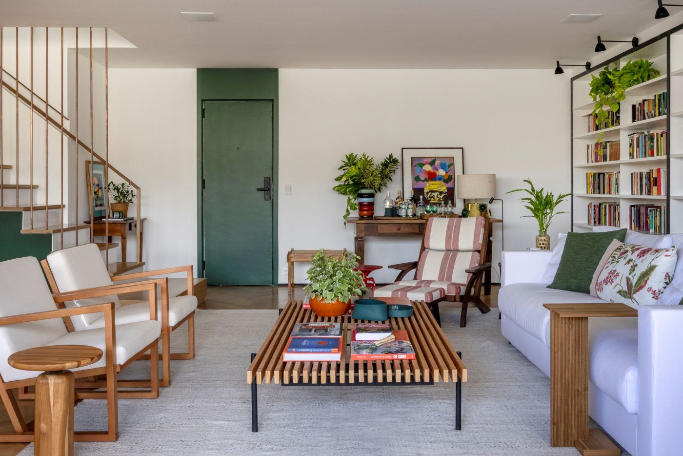 Cover image for Cobertura dúplex em Ipanema reúne livros, plantas e toques de verde na decoração