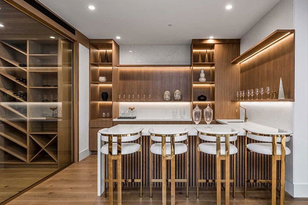 Bar e adega da mansão — Foto: The Luxury Level/House & Home/Reprodução