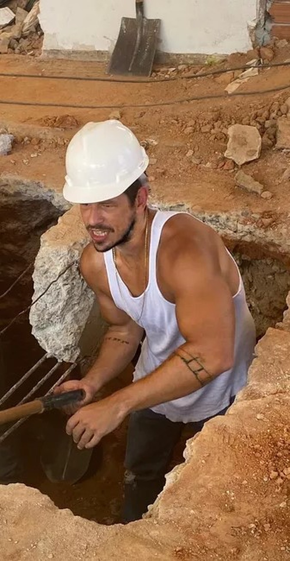 João Vicente entra em buraco na obra da sua mansão — Foto: Instagram / Reprodução