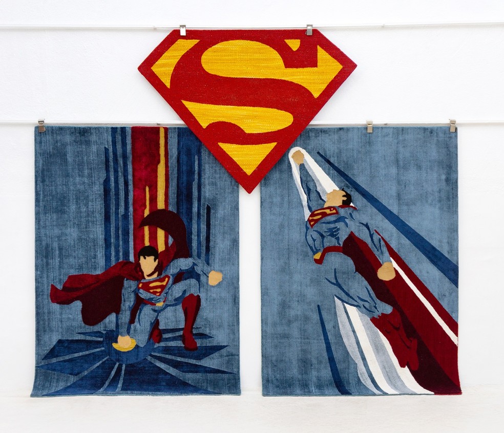 Exposição da by Kamy com a Warner Bros imagina cenas de super-heróis e quadrinhos em tapeçaria — Foto: Studio BK/Divulgação