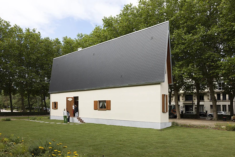 Com 7 m de comprimento, a casa tem cômodos estreitos e espremidos até o limite — Foto: Konig Galerie / Elise Mougin-Wurm / Reprodução