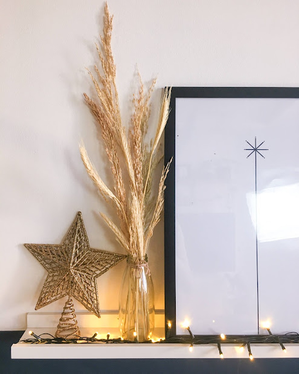 Galhos secos podem ser ornamentados com itens natalinos dos quais você já dispõe em casa e criar uma decoração mais natural — Foto: Gavetamix / Divulgação