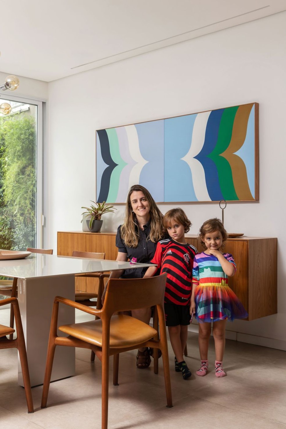 Repaginação de casa de 320 m² foca em design, arte e atemporalidade