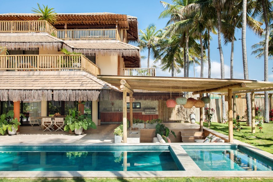 Estilo rústico-chic marca casa de praia com materiais naturais e amplas ...