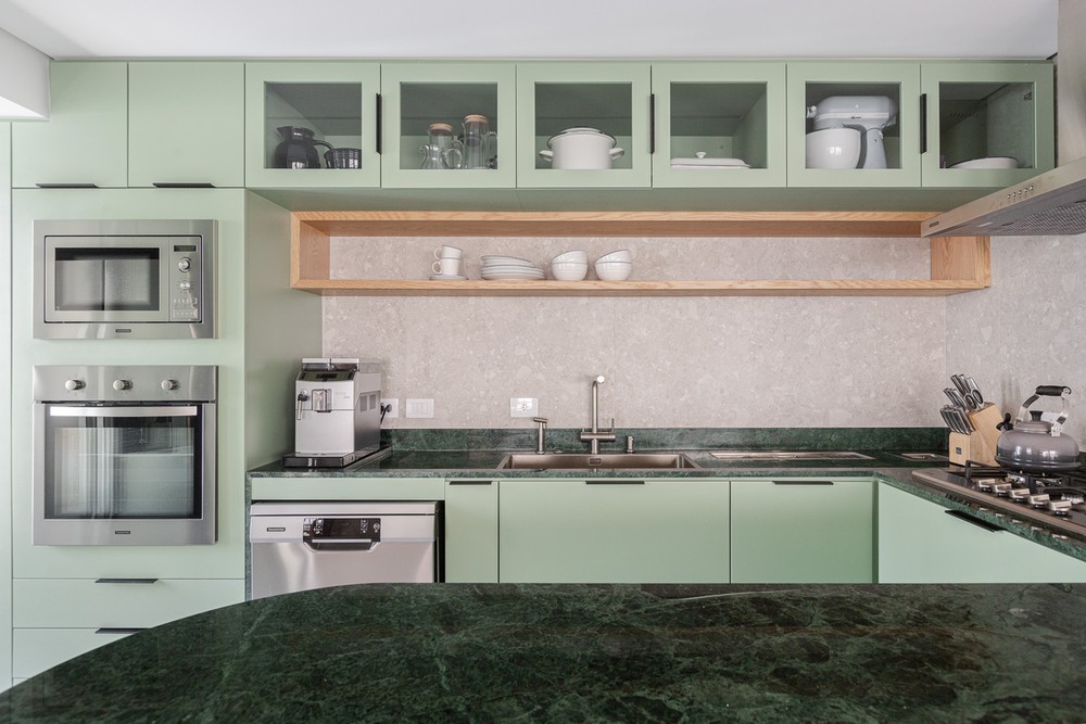 Casa ganha ambientes coloridos repletos de histórias após reforma