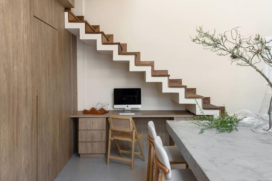 Cozinha e escada protagonizam decoração de dúplex com referências ao ...