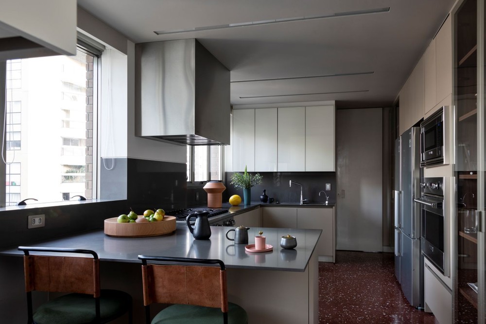 Reforma propõe equilíbrio entre design e funcionalidade em apartamento