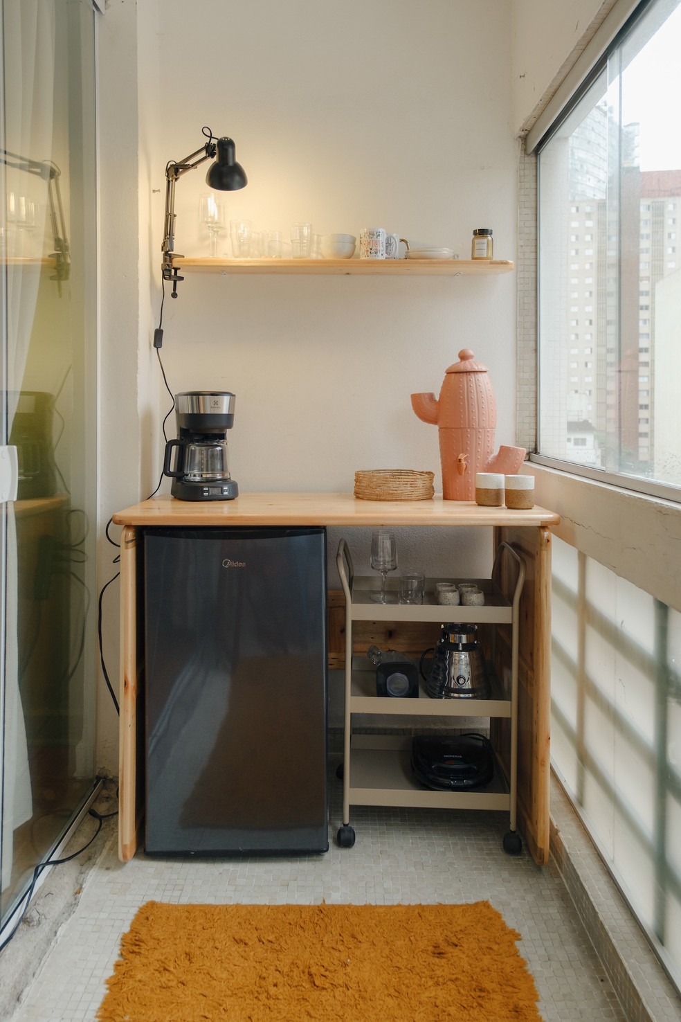 VARANDA | Uma extensão da cozinha foi criada na varanda, que se tornou o "cantinho do café" — Foto: Derek Fernandes / Divulgação