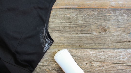 Aprenda a tirar as manchas de desodorante de suas roupas 