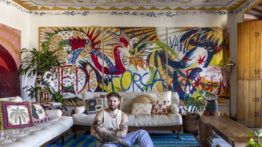 Cores e maximalismo marcam o apartamento do artista João Incerti no RJ