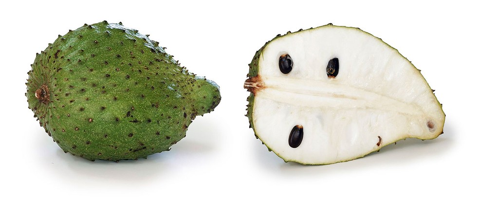 A graviola é uma fruta de clima tropical, com casca verde com espinhos protuberantes por fora, e uma polpa clara e macia por dentro — Foto: Muhammad Mahdi Karim/Wikimedia Commons