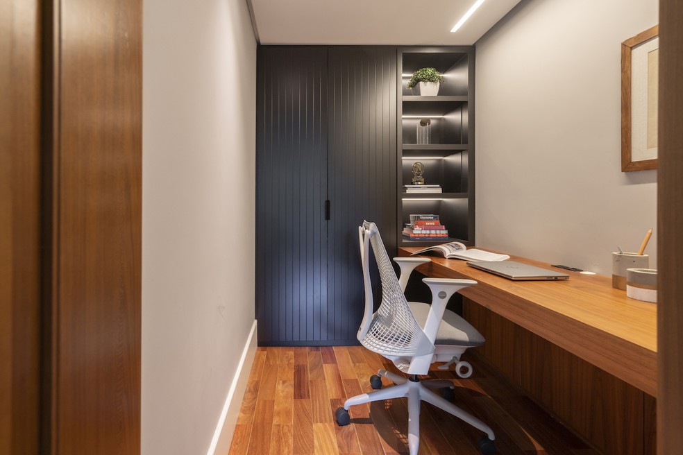 HOME OFFICE | Uma das necessidades da família era a criação de um espaço confortável para trabalhar de casa — Foto: Cristiano Bauce / Divulgação