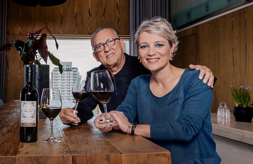 O narrador Galvão Bueno e a presidente da divisão MATCH da Ambev, Daniela Cachich, brindam com o novo vinho 'Bien Amigos'