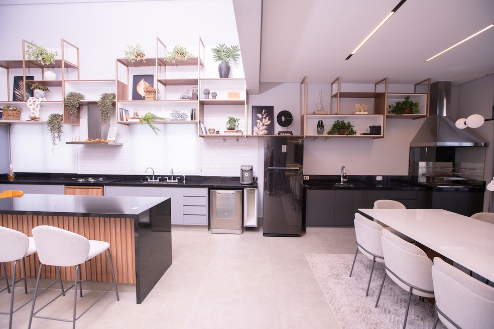 Natureza e design orgânico marcam o lar de Júlio Rocha e Karoline Kleine