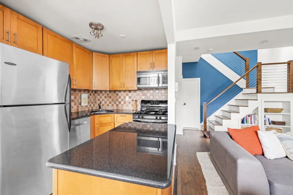 Cozinha do antigo apartamento de Jay-Z — Foto: Allyson Ludlow for The Corcoran Group/The New York Post/Reprodução