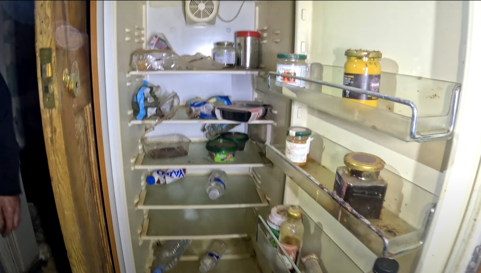 Alimentos deixados na geladeira e nos armários estão no local até hoje — Foto: YouTube / BeardedReality / Reprodução