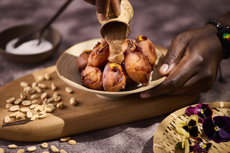 Sobremesa angolana combina bolinho frito e calda de amendoim