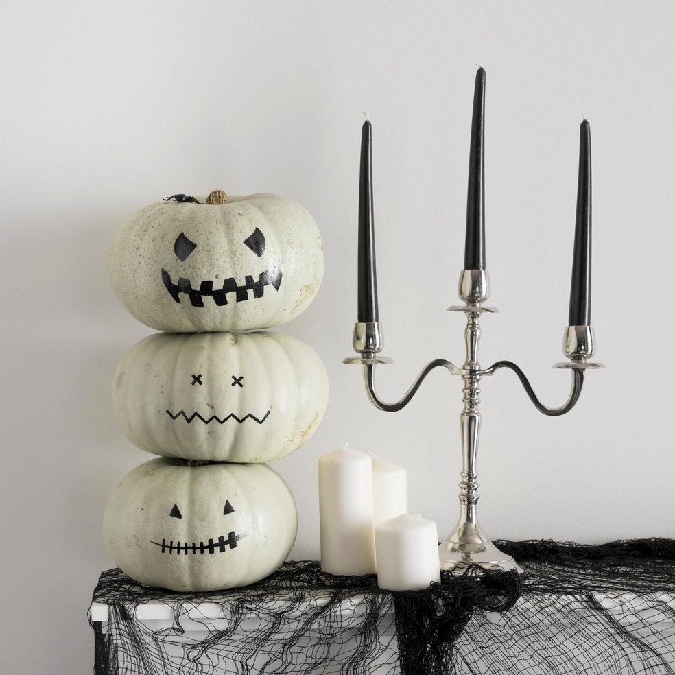 Use elementos que você já tem em casa para compor a decoração de Halloween; velas e castiçais são opções fáceis — Foto: Freepik/Creative Commons