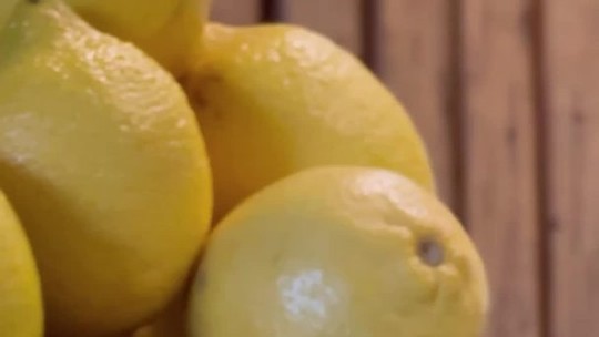 Como preparar mousse de limão siciliano com calda de frutas vermelhas