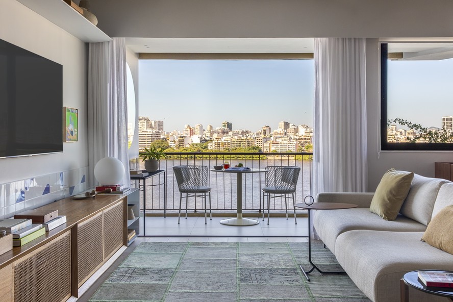 Apartamento carioca tem estética minimalista para valorizar a vista